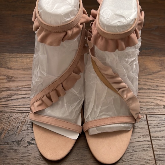 Women’s Heels - Picture 2 of 6